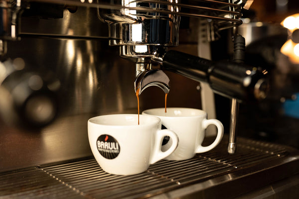 Warum trinkt man Wasser zum Kaffee oder Espresso?